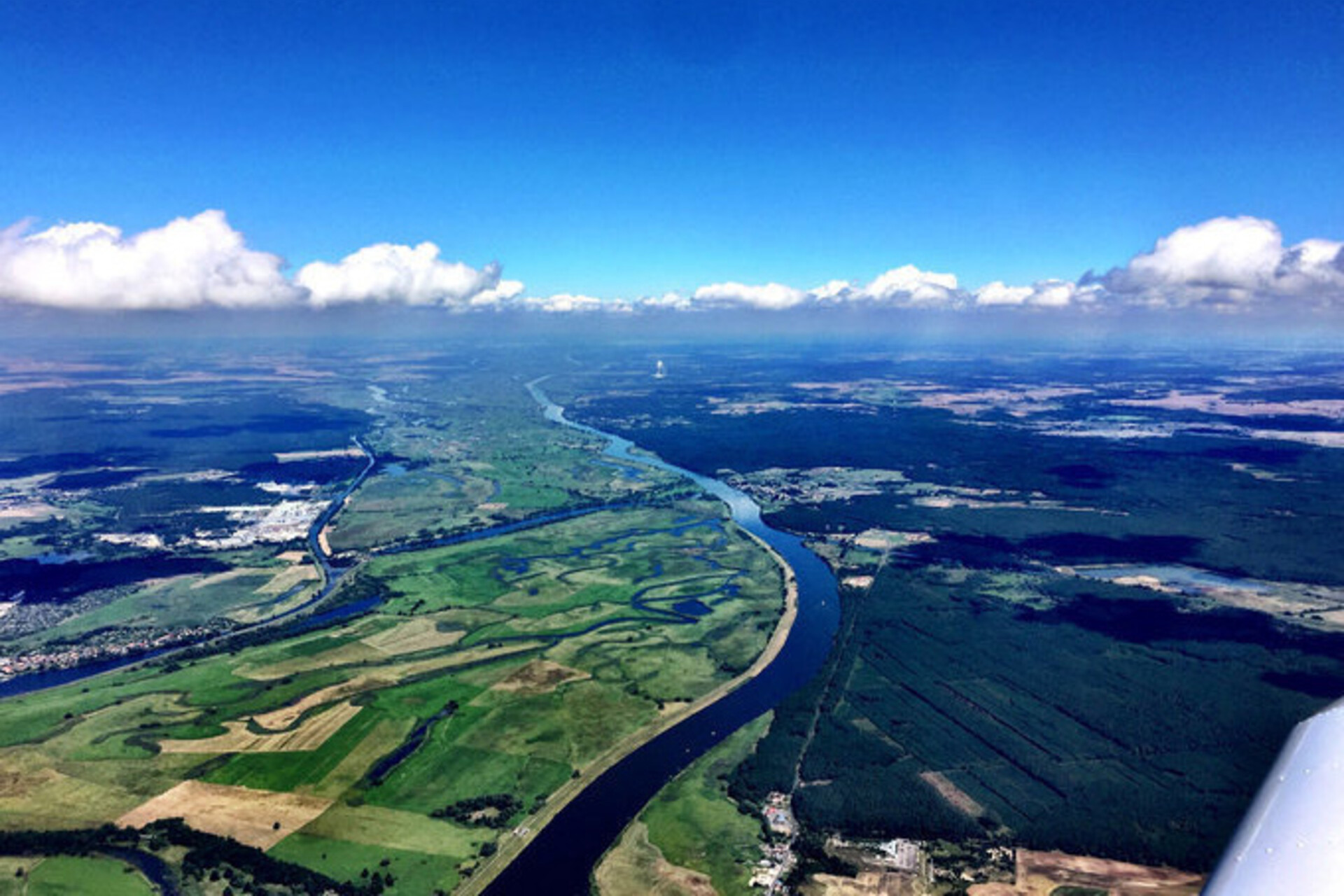 Rundflug: Tropical Island/Cargolifter-Halle