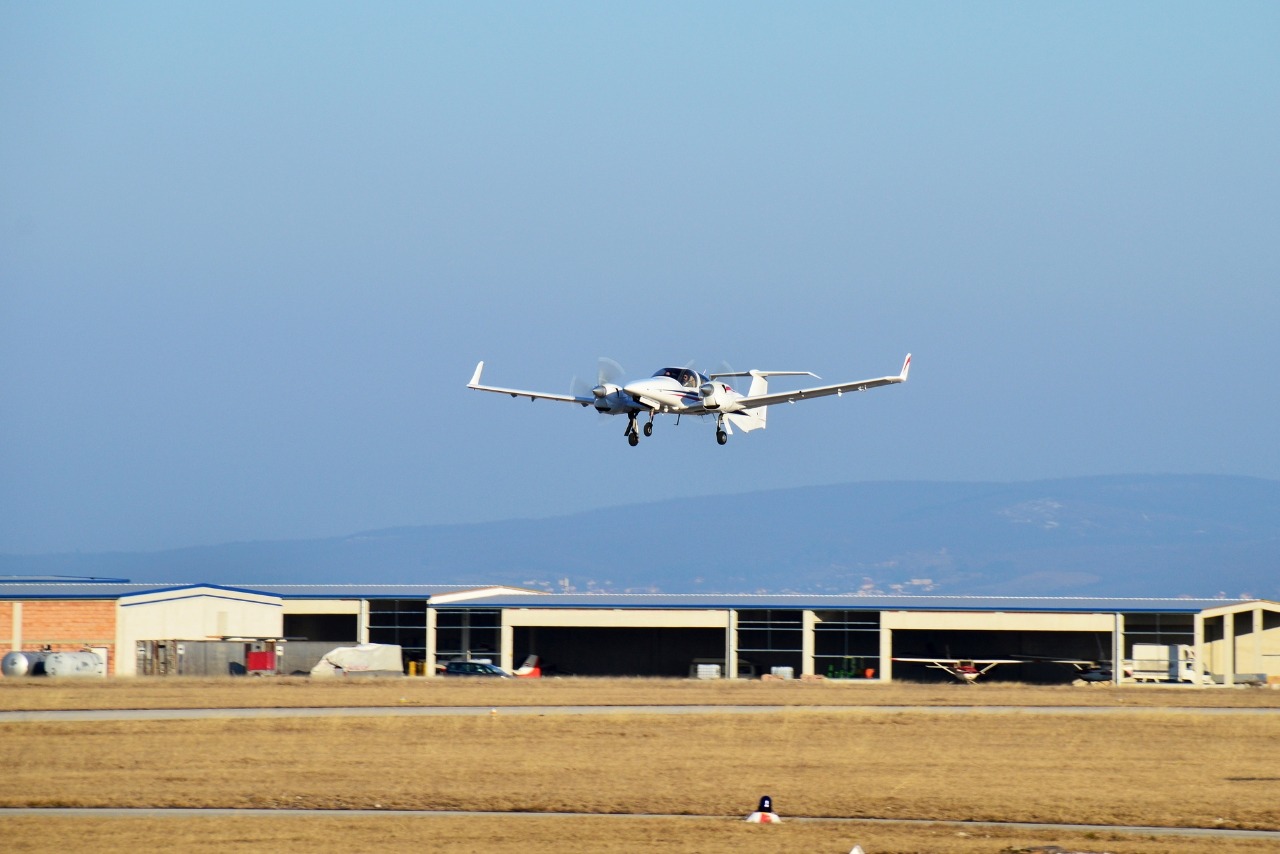 Propellerflugzeug beim Landeanflug