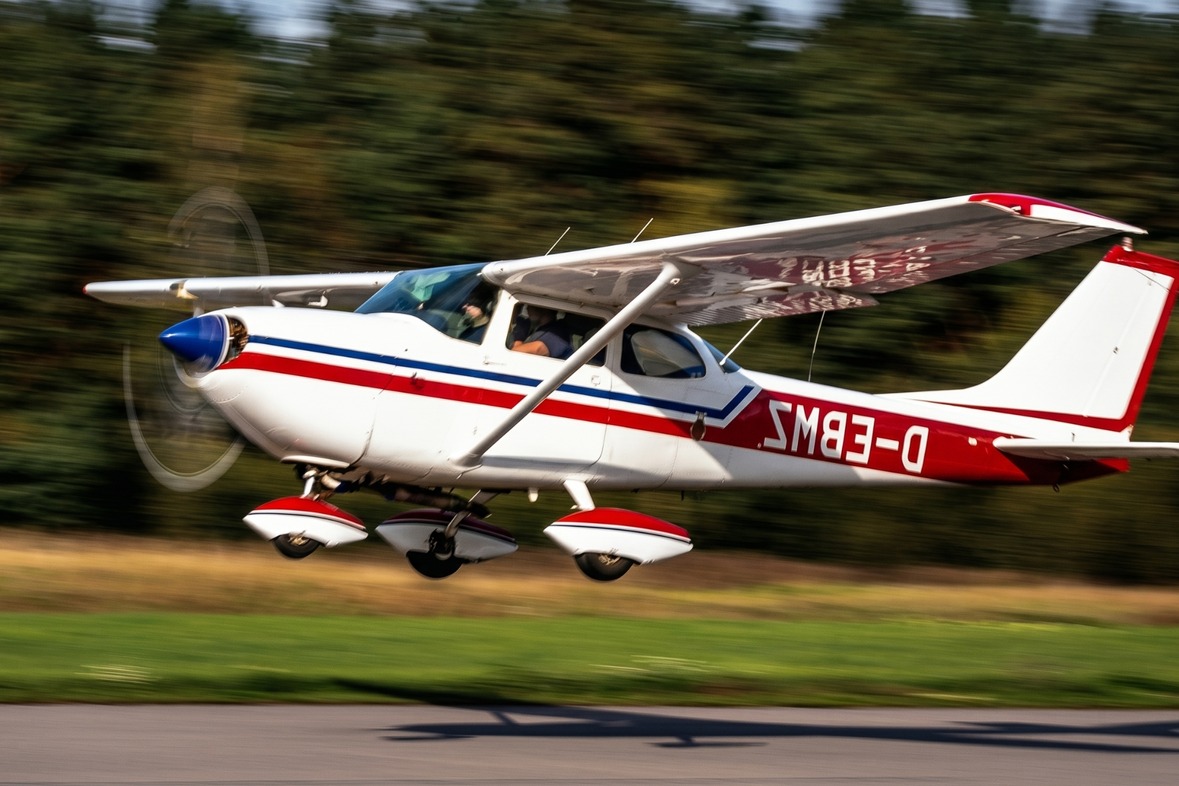 Rundflug im Motorflugzeug Cessna 172 (für bis 3 Personen)