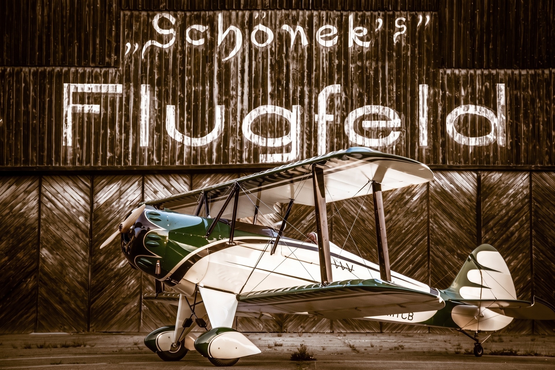 Rundflug im Doppeldecker: Fliegen wie in den 1930er Jahren